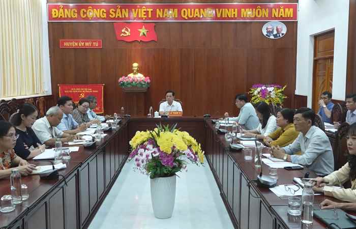 Mỹ Tú: Thường trực Huyện ủy họp giao ban với các cơ quan tham mưu, giúp việc