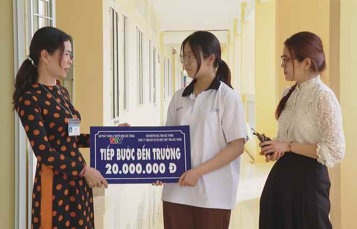 Tiếp bước em Dương Mỹ Quân đến trường (04-11-2023)