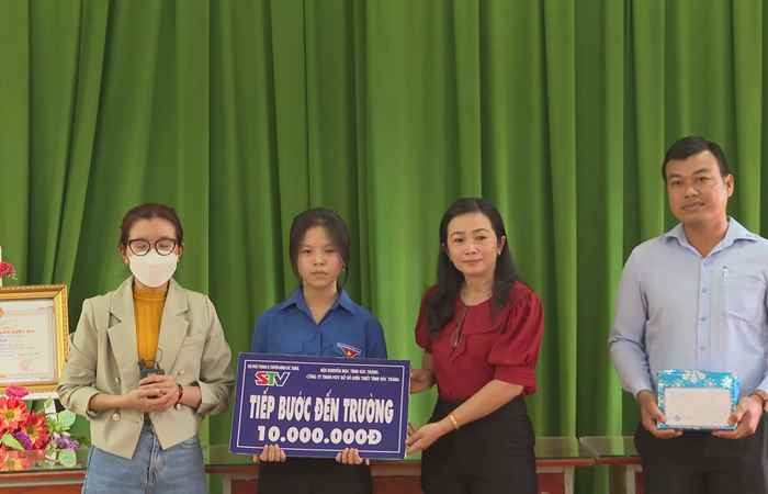 Tiếp bước em Mai Thị Anh Thư đến trường (05-08-2023)