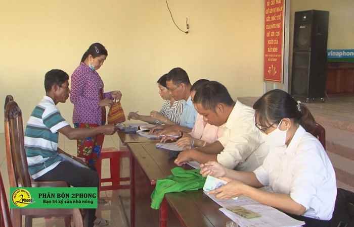 Trần Đề khẩn trương chi hỗ trợ tiền ảnh hưởng covid-19 cho người dân