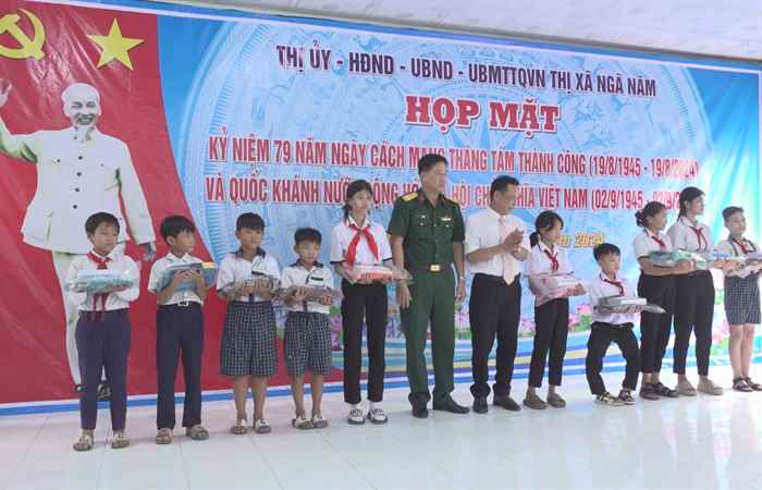 Ngã Năm: Họp mặt kỷ niệm 79 năm Cách mạng Tháng Tám và Quốc khánh 2-9