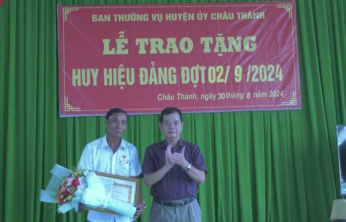 Châu Thành: Trao tặng Huy hiệu Đảng dịp Quốc khánh 2-9