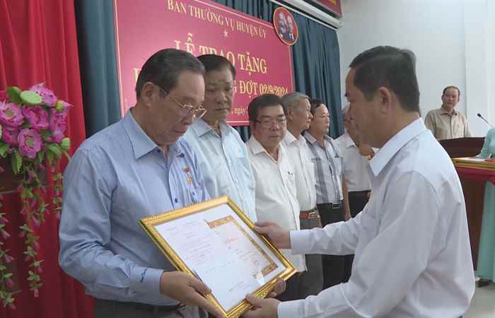 Kế Sách: Trao Huy hiệu Đảng đợt 2-9