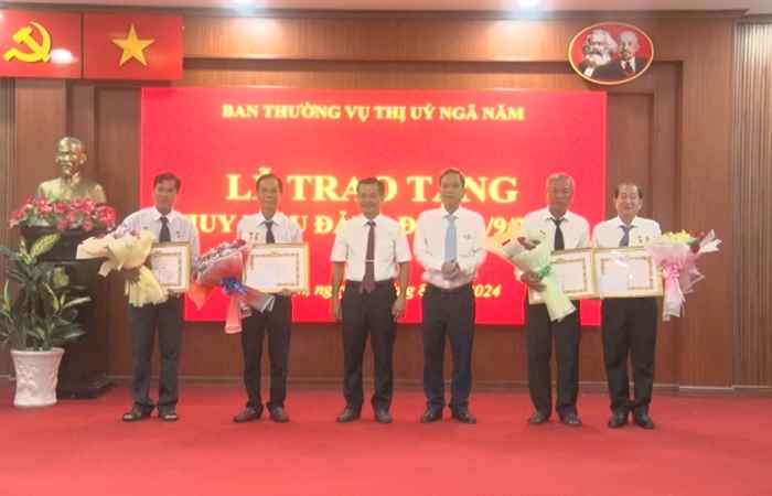 Ngã Năm: Trao Huy hiệu Đảng đợt 2-9