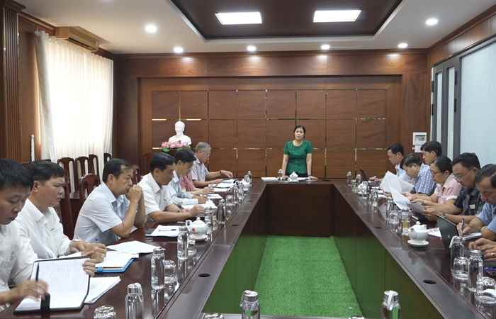 Lãnh đạo UBND thị xã Vĩnh Châu nghe báo cáo tình hình xây dựng nông thôn mới xã Vĩnh Tân
