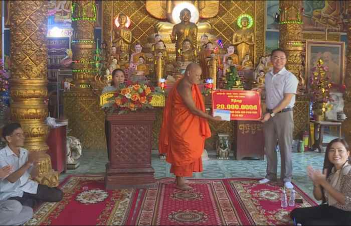 Lãnh đạo huyện Châu Thành thăm và hỗ trợ kinh phí cho các chùa tham dự trình diễn Lôiprôtip và các đội ghe Ngo trên địa bàn