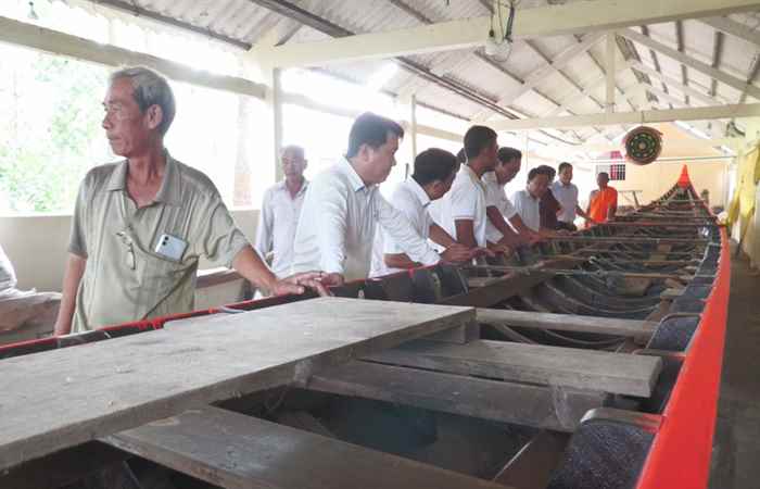 Lãnh đạo huyện Thạnh Trị thăm và hỗ trợ kinh phí cho các đội ghe ngo