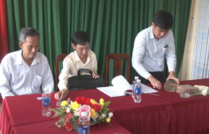 Phát vay vốn Quỹ hỗ trợ nông dân tại xã An Thạnh 3, huyện Cù Lao Dung