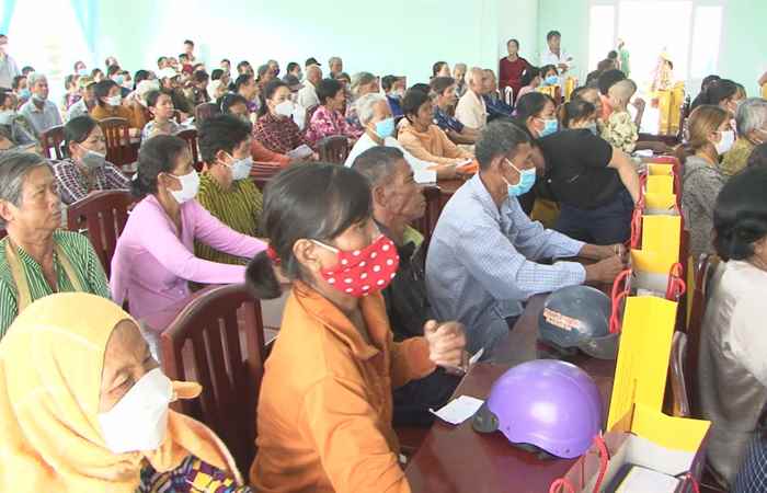 Long Phú phát quà Tết cho bà con nghèo