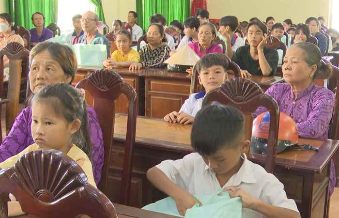 Mỹ Xuyên: Trao học bổng, xe đạp và tặng quà cho học sinh có hoàn cảnh khó khăn