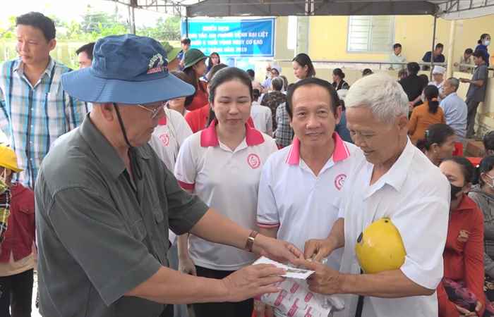 Mỹ Tú: Khám bệnh, trao học bổng, tặng quà cho người dân xã Mỹ Phước
