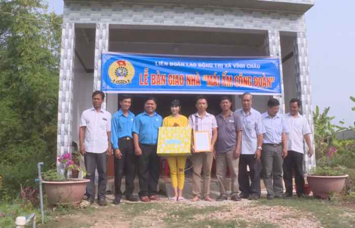 Liên đoàn Lao động thị xã Vĩnh Châu bàn giao nhà mái ấm công đoàn  