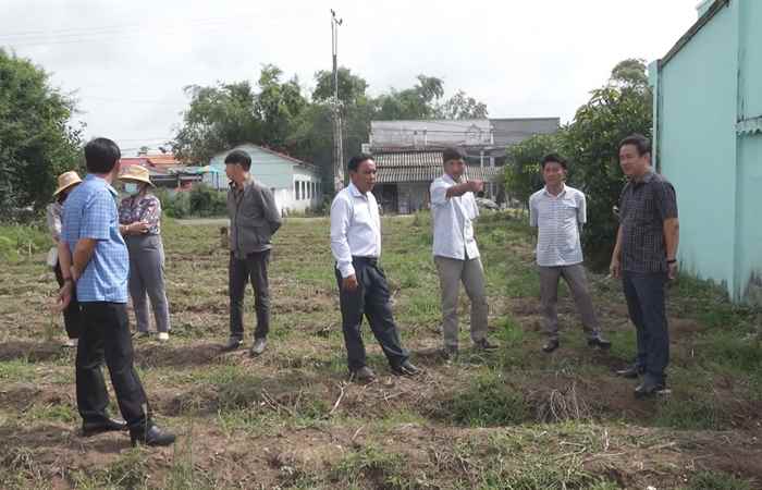 Vĩnh Châu: Chủ tich Thị xã kiểm tra xây dựng cơ bản và khảo sát điểm xây dựng các chợ