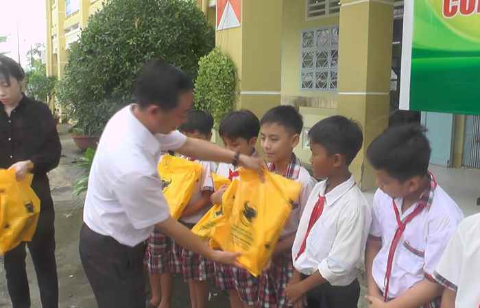 Chương trình Cùng em tới lớp hỗ trợ tập cho học sinh huyện Thạnh Trị