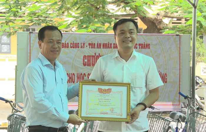 Vĩnh Châu: Chương trình tiếp sức cho học sinh nghèo vượt khó đến trường