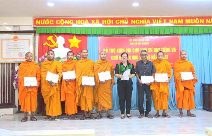 Mỹ Xuyên: Kiểm tra dạy tiếng và chữ Khmer dịp Hè