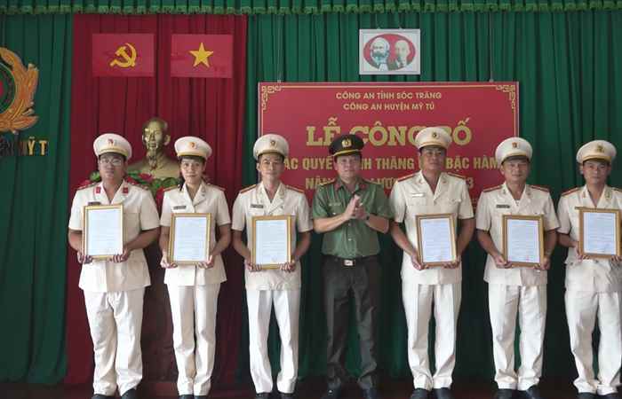 Công an huyện Mỹ Tú công bố thăng cấp, nâng lương cấp bậc hàm 47 cán bộ, chiến sĩ