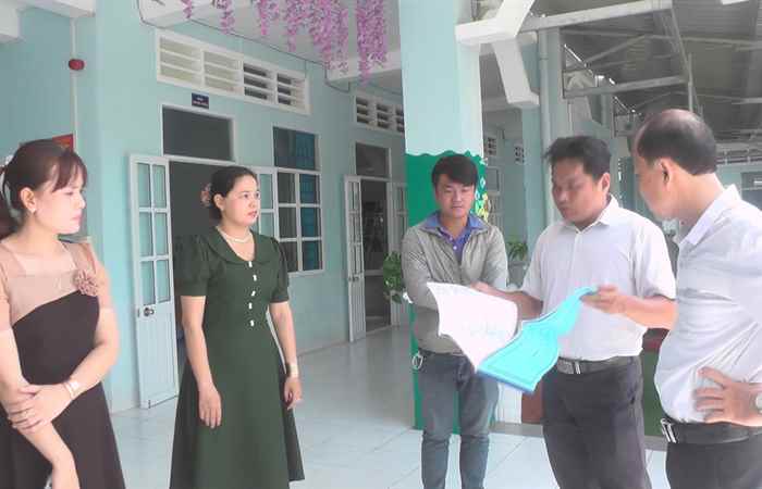 Thạnh Trị: Kiểm tra cơ sở vật chất chuẩn bị năm học mới