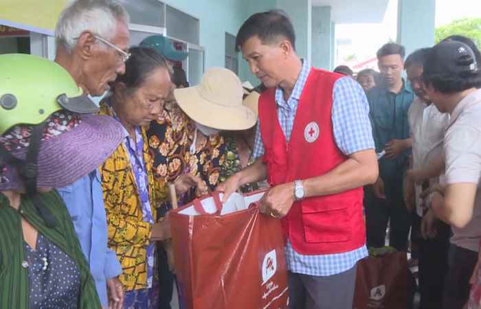 Kế Sách: Tặng quà cho hộ nghèo dịp Tết cổ truyền Chôl - Chnăm - Thmây 2024