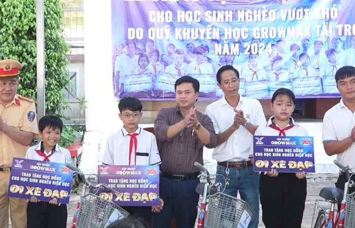 Trao tặng xe đạp cho học sinh nghèo      