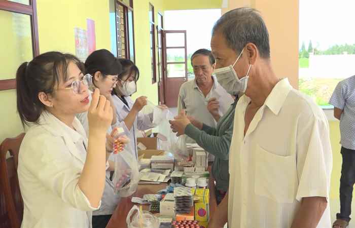 Khám bệnh nhân đạo, tặng quà cho người dân xã Mỹ Hương