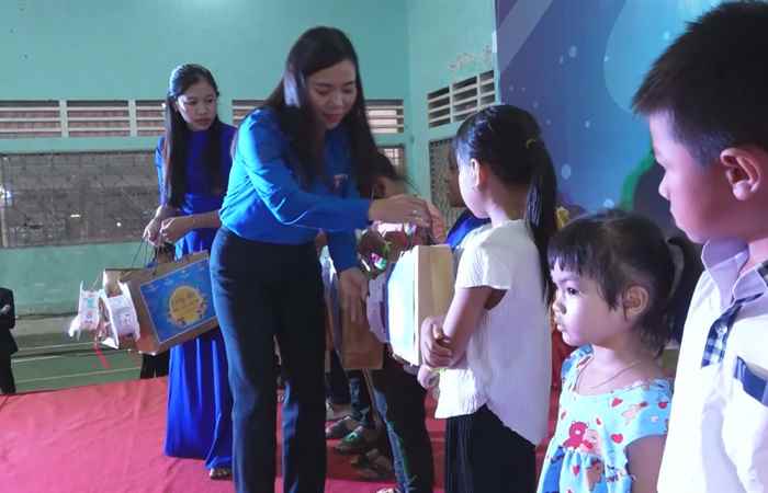 Mỹ Tú: Chương trình vui Tết Trung thu năm 2024 và trao quà cho trẻ em
