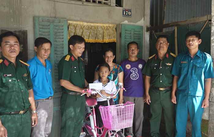 Vĩnh Châu: Ban Chỉ huy quân sự tặng quà Chương trình tiếp bước cho em đến trường