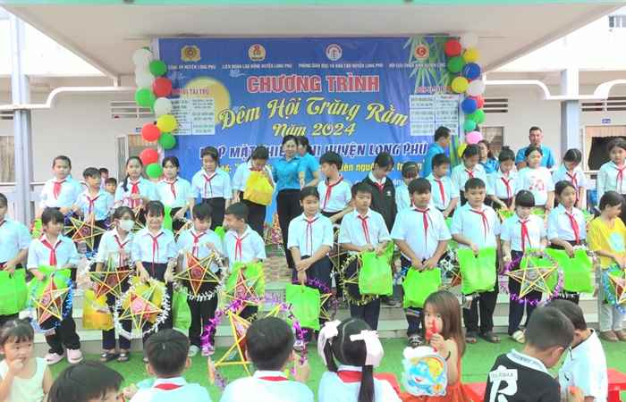 Long Phú: Chương trình vui Tết Trung thu cho trẻ em