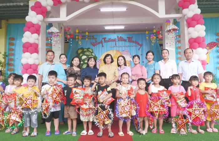 Thạnh Trị: Tặng quà Trung thu cho trẻ em