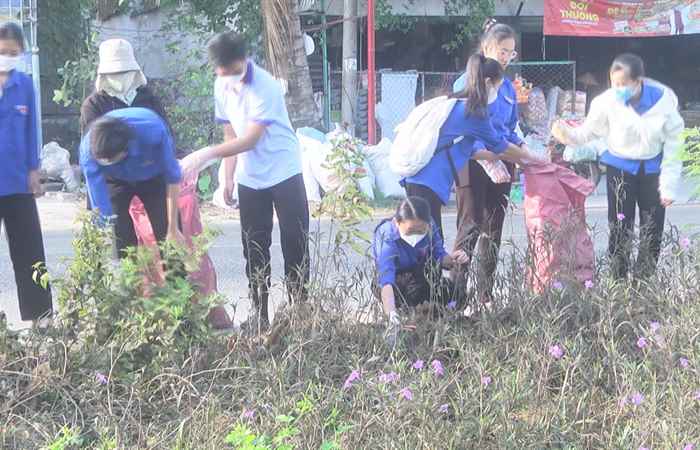 Mỹ Xuyên: Ra quân tình nguyện chung tay xây dựng Nông thôn mới và ngày Chủ Nhật xanh