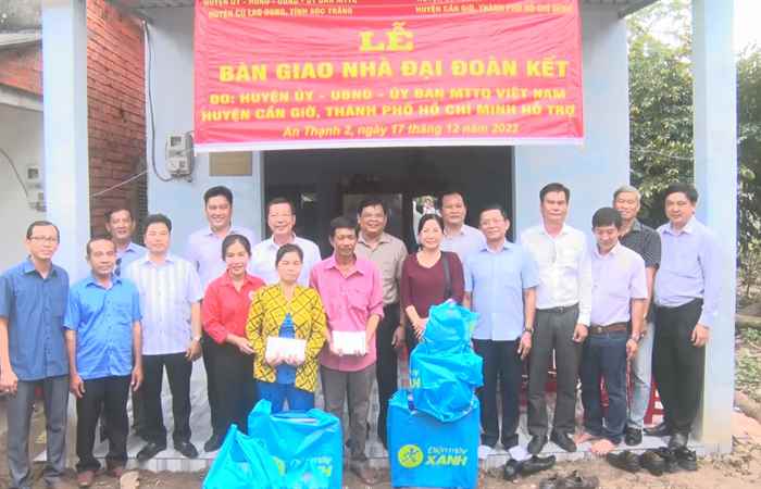 Lễ bàn giao nhà “Đại đoàn kết” cho hộ nghèo