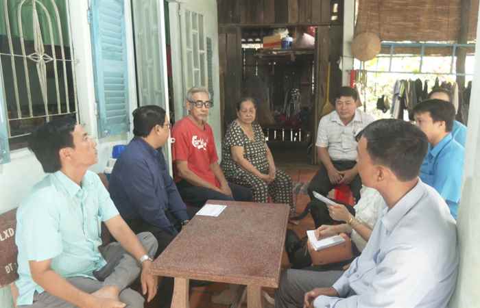 Cù Lao Dung: Thăm, tặng quà gia đình chính sách nhân kỷ niệm 77 năm ngày Thương binh, Liệt sĩ