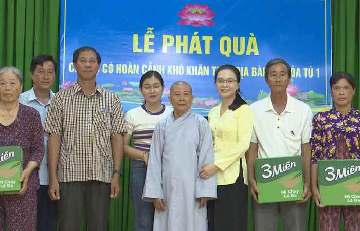 Mỹ Xuyên: Chùa Thới Hưng trao quà cho hộ có hoàn cảnh khó khăn xã Hoà Tú 1