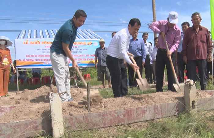 Lãnh đạo UBND thị xã Vĩnh Châu dự Lễ khởi công xây dựng cầu giao thông nông thôn