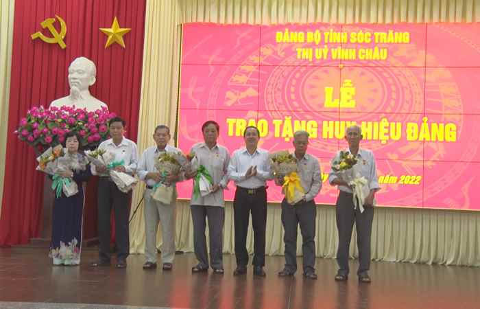 Thị ủy Vĩnh Châu trao tặng Huy hiệu Đảng cho đảng viên