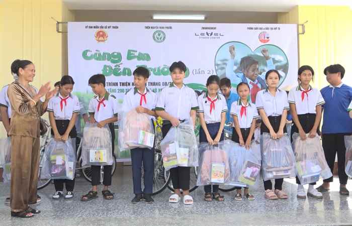 Mỹ Tú: Trao học bổng, tặng quà cho học sinh nghèo, có hoàn cảnh khó khăn tại xã Mỹ Thuận