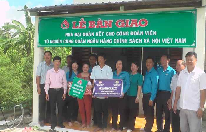 Thạnh Trị: LĐLĐ tỉnh Sóc Trăng bàn giao Nhà đại đoàn kết cho đoàn viên  