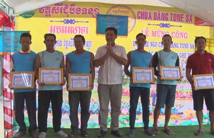 Lễ Chùa Bâng Ton Sa mừng công đội ghe Ngo 