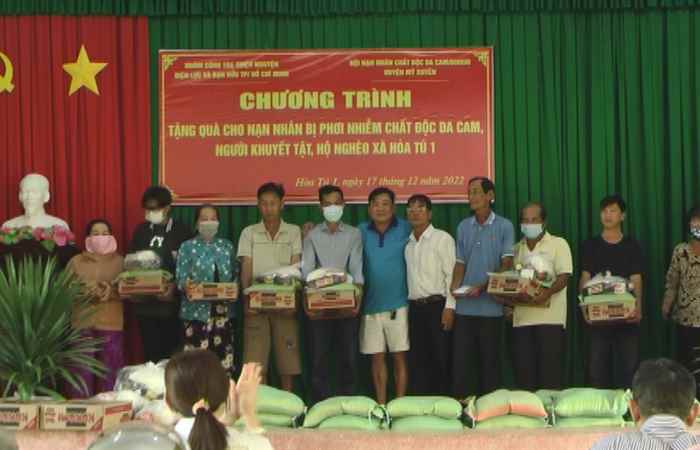 Mỹ Xuyên: Hội nạn nhân chất độc da cam tặng quà cho hộ nghèo, nhiễm chất độc hóa học 