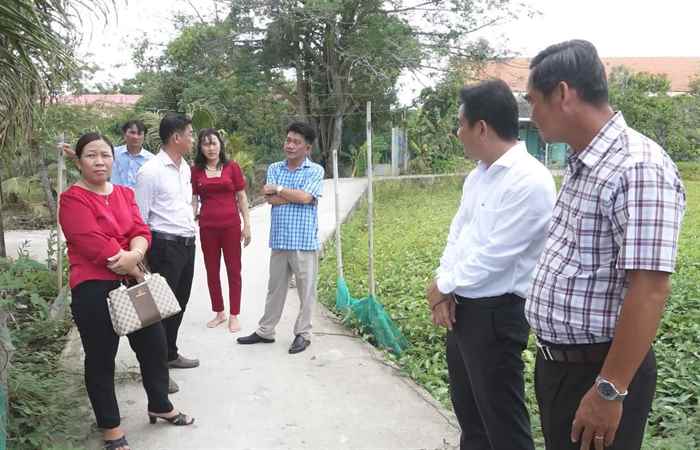 Vĩnh Châu: Lãnh đạo UBND thị xã khảo sát các tuyến hẻm ngập úng cục bộ