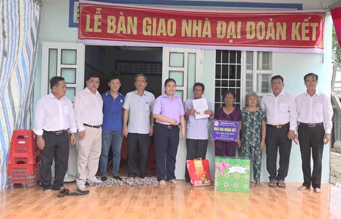 Ngã Năm: Bàn giao nhà Đại đoàn kết cho hộ nghèo