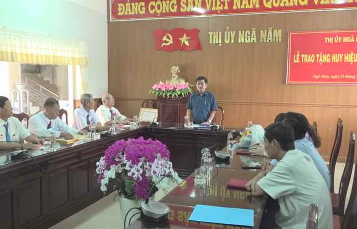 Ngã Năm trao Huy hiệu Đảng cho đảng viên đợt 19-5