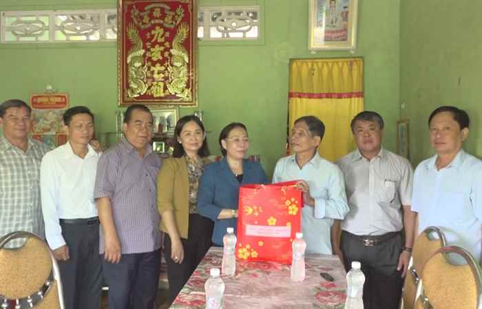 Ngã Năm: Bí thư Thị ủy thăm, tặng quà cho gia đình chính sách tại phường 3
