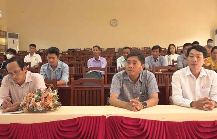 Trần Đề bồi đưỡng Chính trị cho đảng viên mới  