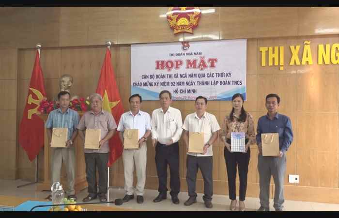Thị đoàn Ngã năm họp mặt cán bộ Đoàn qua các thời kỳ