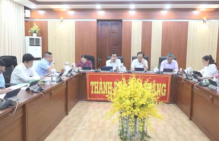 Đại biểu HĐND tỉnh (đơn vị TP. Sóc Trăng) thảo luận nội dung trình tại Kỳ họp HĐND tỉnh giữa năm 2024 