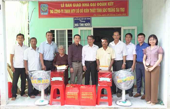 Trần Đề: Bàn giao nhà Đại đoàn kết cho hộ nghèo