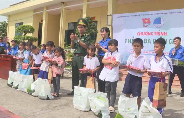 Thị đoàn Vĩnh Châu tổ chức Chương trình “Tháng 3 Biên giới”