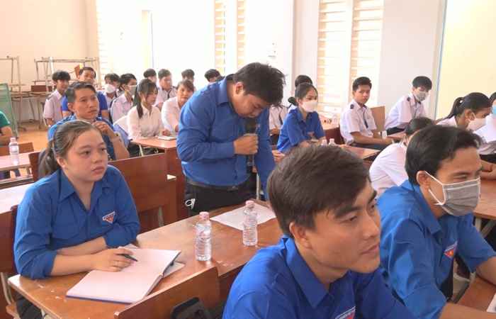 Lãnh đạo huyện Long Phú đối thoại với thanh niên