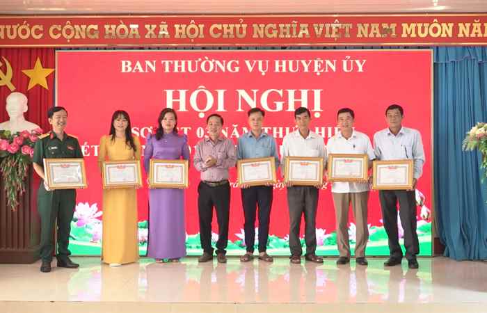 Huyện uỷ Trần Đề sơ kết 3 năm thực hiện Kết luận số 01 của Bộ Chính trị